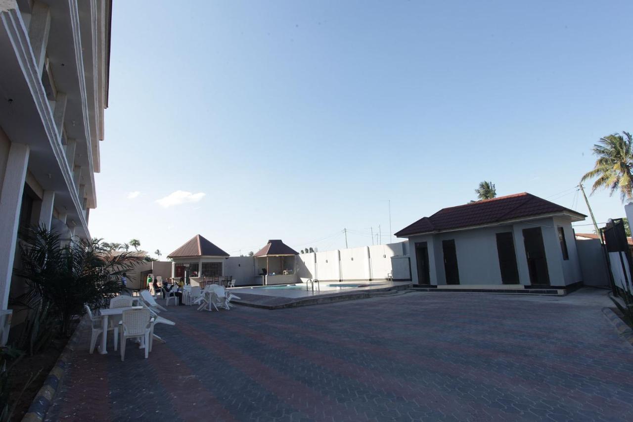 Hotreef Airport Hotel Дар-эс-Саламе Экстерьер фото