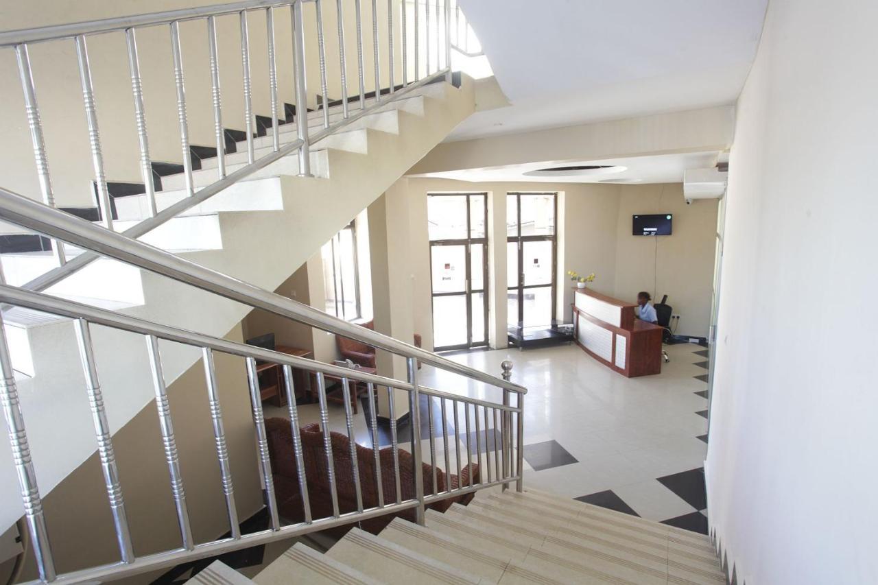 Hotreef Airport Hotel Дар-эс-Саламе Экстерьер фото
