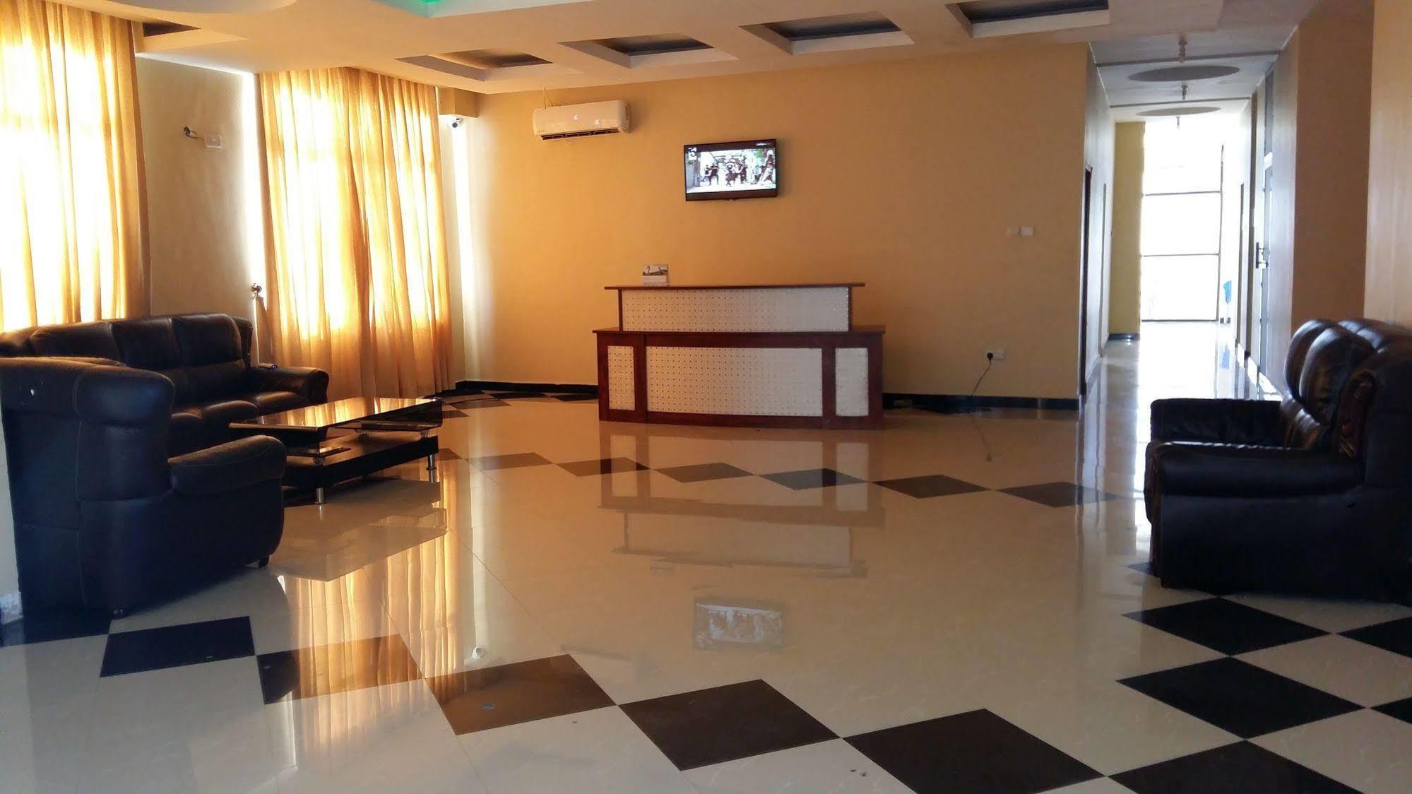 Hotreef Airport Hotel Дар-эс-Саламе Экстерьер фото